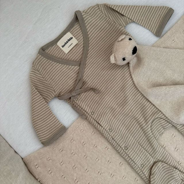 Finch & fable footie met ribbelstof van wol oat stripe newborn