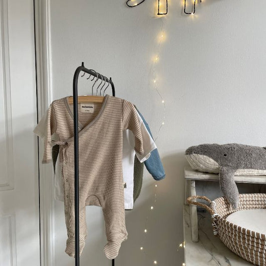 Finch & fable footie met ribbelstof van wol oat stripe baby