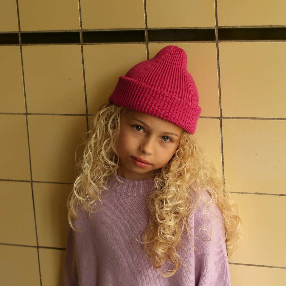 Hvid beanie fonzie kids fuchsia roze