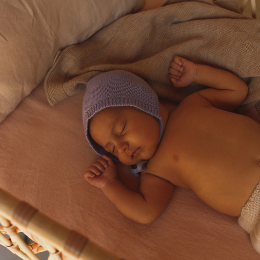 Hvid bonnet dolly lilac newborn baby