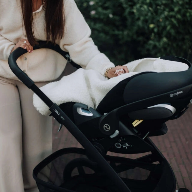 KiCo Label wikkeldeken met maxi-cosi openingen voorbeeld beige