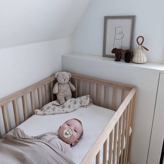 Moonie the humming bear - sand met licht en muziek in bed