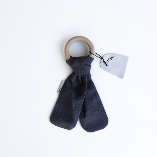 Linnen bijtring knuffeldoekje aan houten ring antraciet