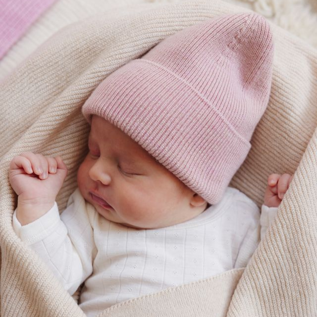 muts newborn baby hvid merinowol roze