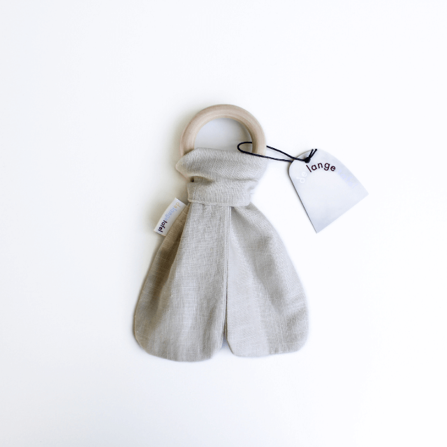 Linnen bijtring knuffeldoekje aan houten ring beige