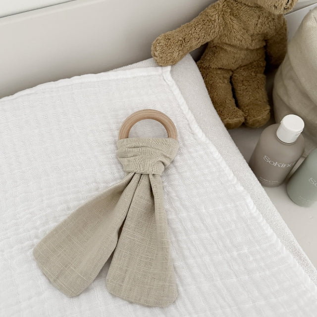 Linnen bijtring knuffeldoekje aan houten ring beige