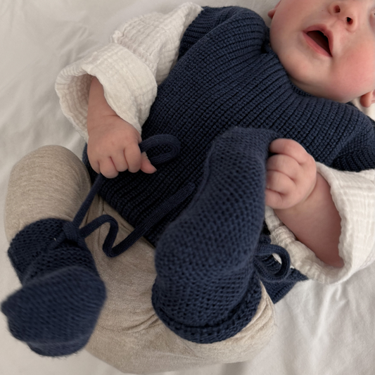 babyslofjes wollenslofjes blauw merinowol jongens hvid babykleding newborn kraamcadeau