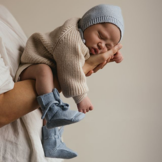 newborn baby bonnetje muts hvid blauw sky