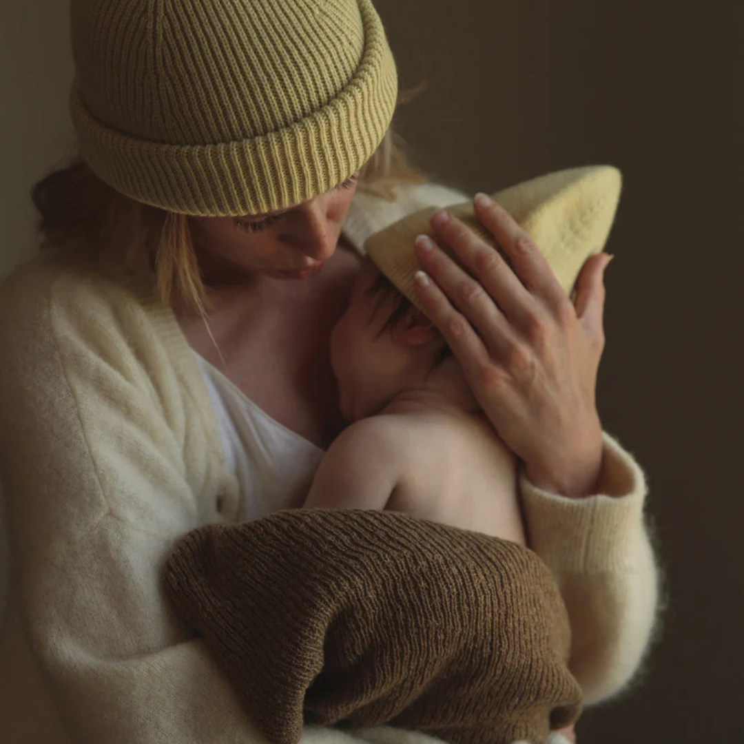 hvid newborn muts beanie licht geel kraamcadeau