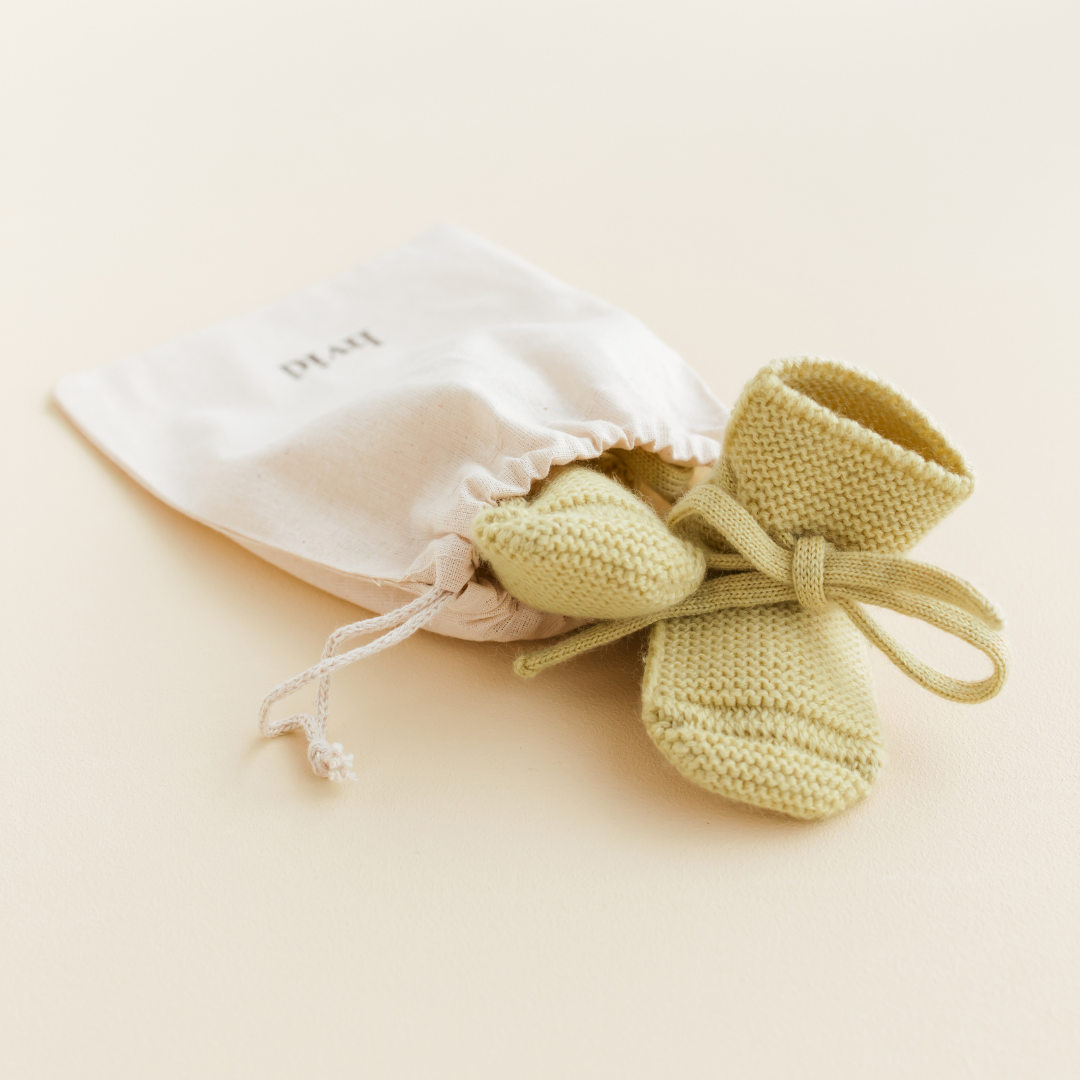 wollen slofjes baby newborn merinowol geel kraamcadeau