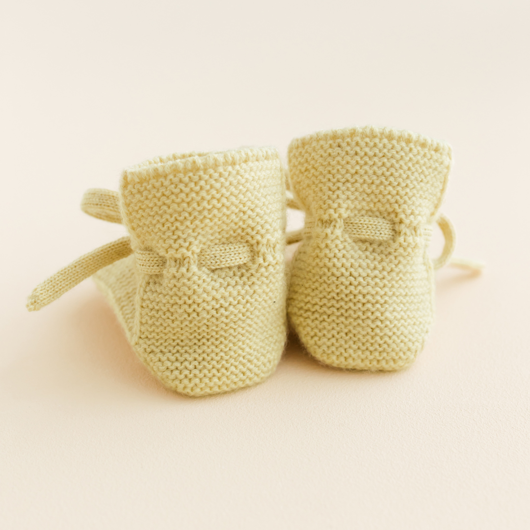hvid merinowol sloofjes booties licht geel light yellow baby newborn 0 tot 9 maanden