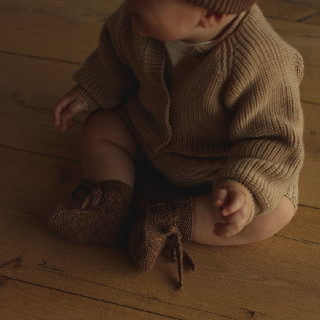 hvid merinowol wol slofjes booties bruin mocha baby newborn kraamcadeau