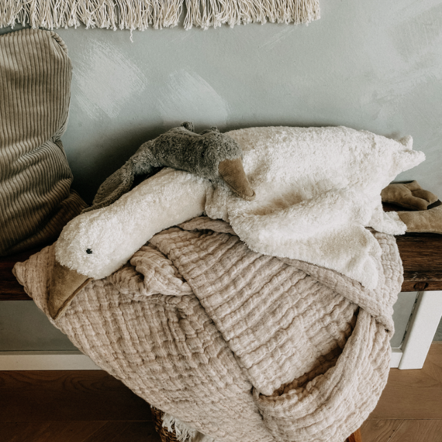 Senger warmte knuffel gans klein grijs sfeerbeeld