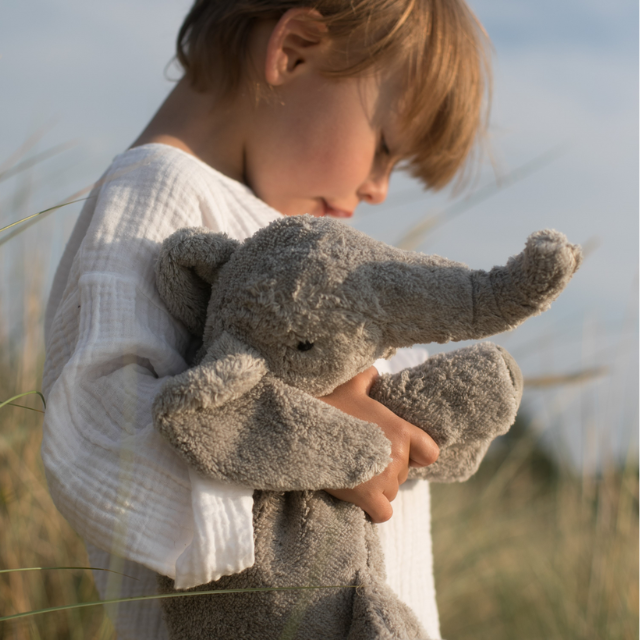 Senger warmte knuffel olifant groot grijs buiten met kindje