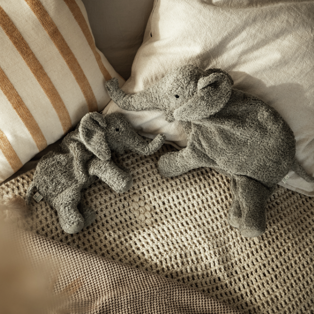 Senger warmte knuffel olifant groot grijs sfeerbeeld