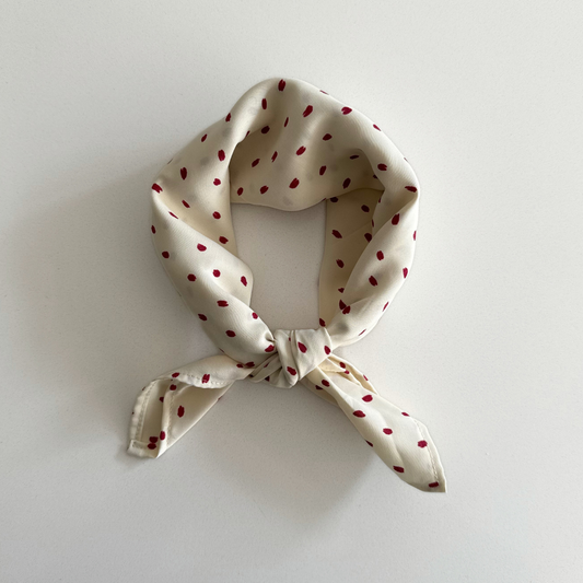 sjaaltje creme met rode dots