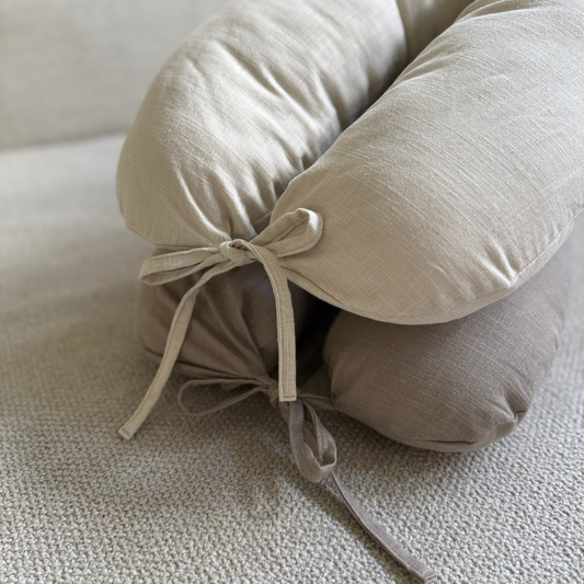 Beige en taupe voedingskussen