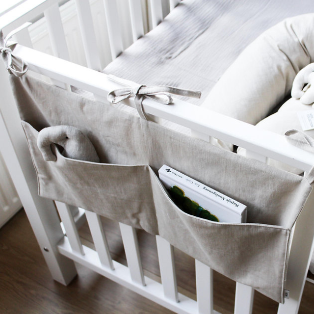 Linnen bed- en boxorganizer beige aan een box