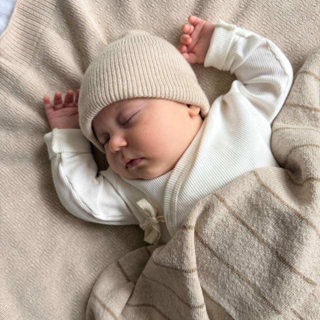 Newborn pakje baby rib off white