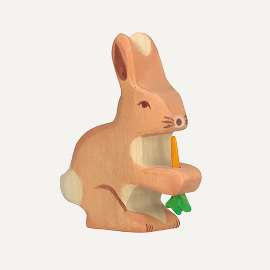 Holztiger haas met wortel