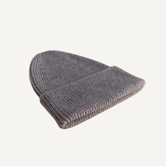 Hvid beanie fonzie kids otter liggend