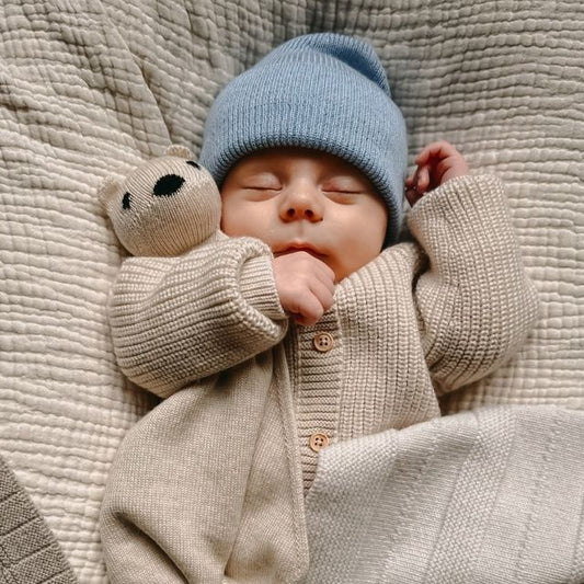 Hvid beanie fonzie newborn light blue