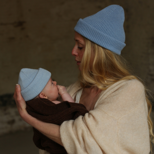 Hvid beanie fonzie newborn sky baby