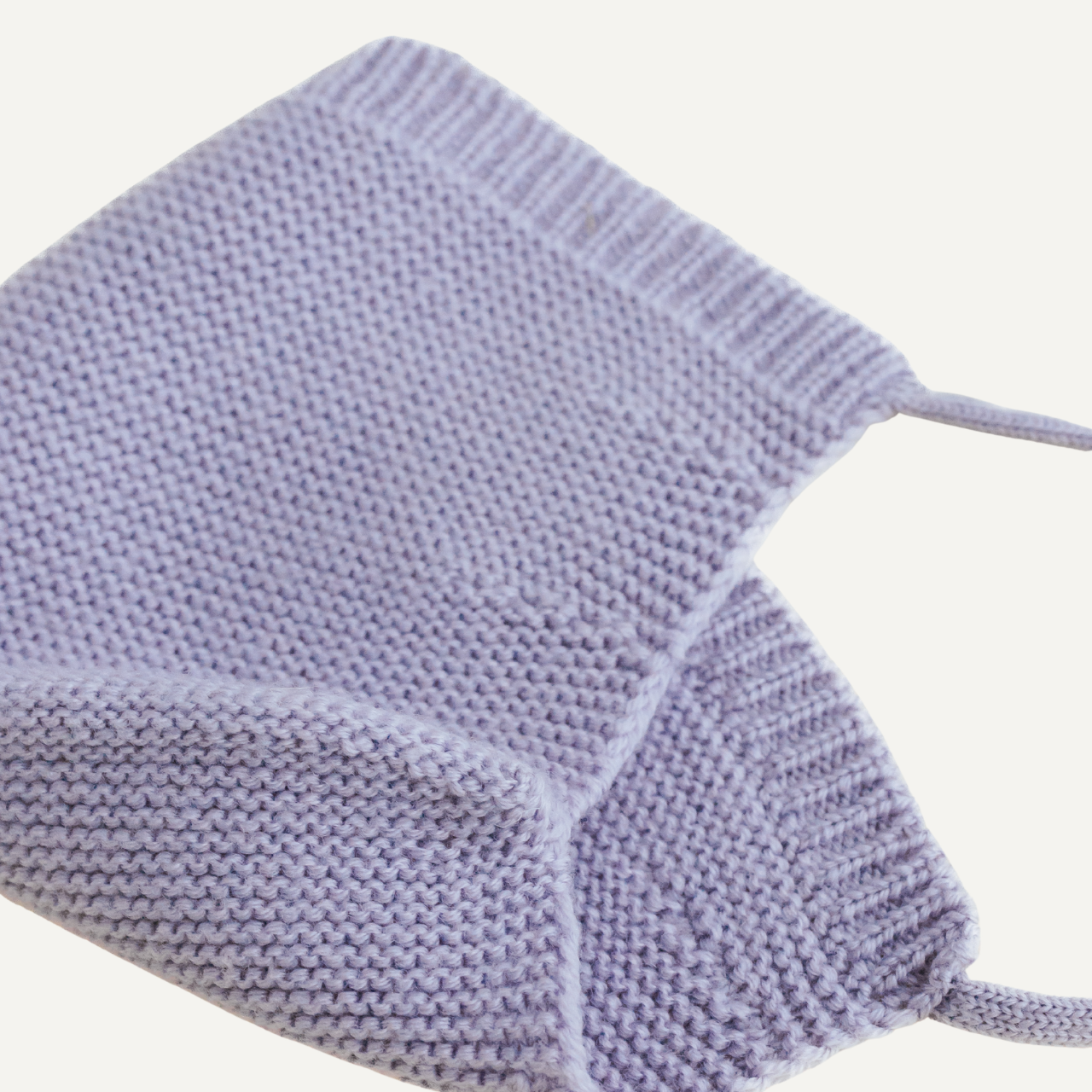Hvid bonnet dolly lilac newborn zijkant
