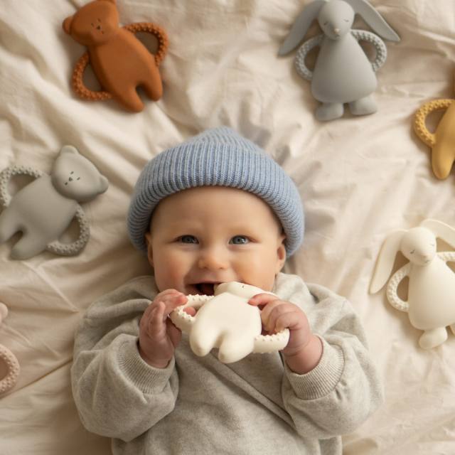 Moonie teether cream bunny bij baby