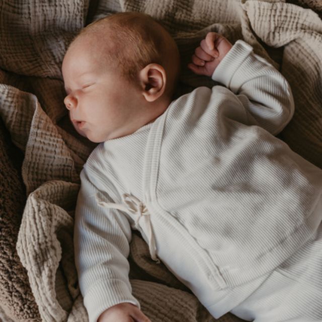 Two thirteen rib overslagvestje wit baby