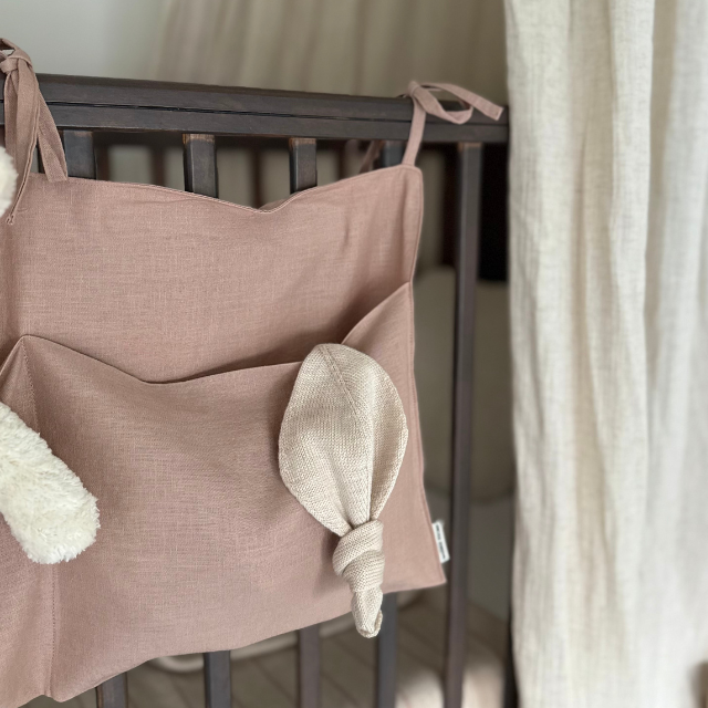 oud roze linnen bed organizer