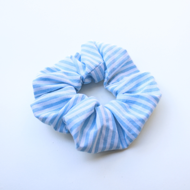 Scrunchie blauw wit gestreept groot meisjes zijkant