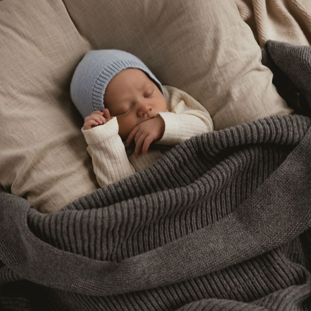 baby muts bonnet met touwtjes merinowol sky licht blauw baby newborn