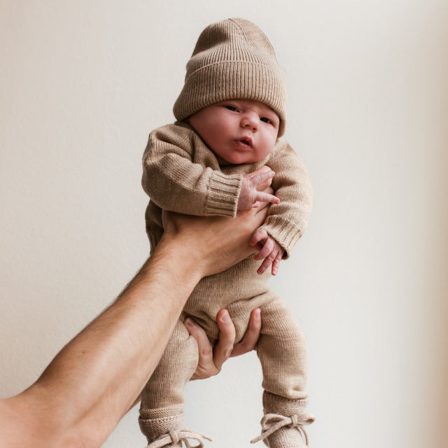 newborn muts wol fonzie hvid sand