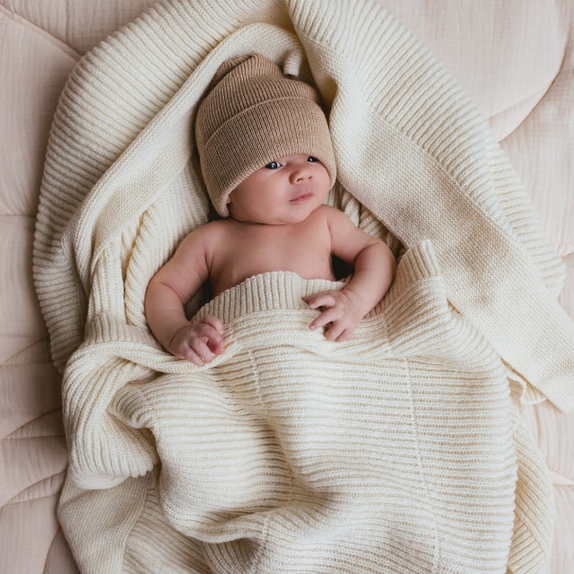 Hvid beanie fonzie newborn sand