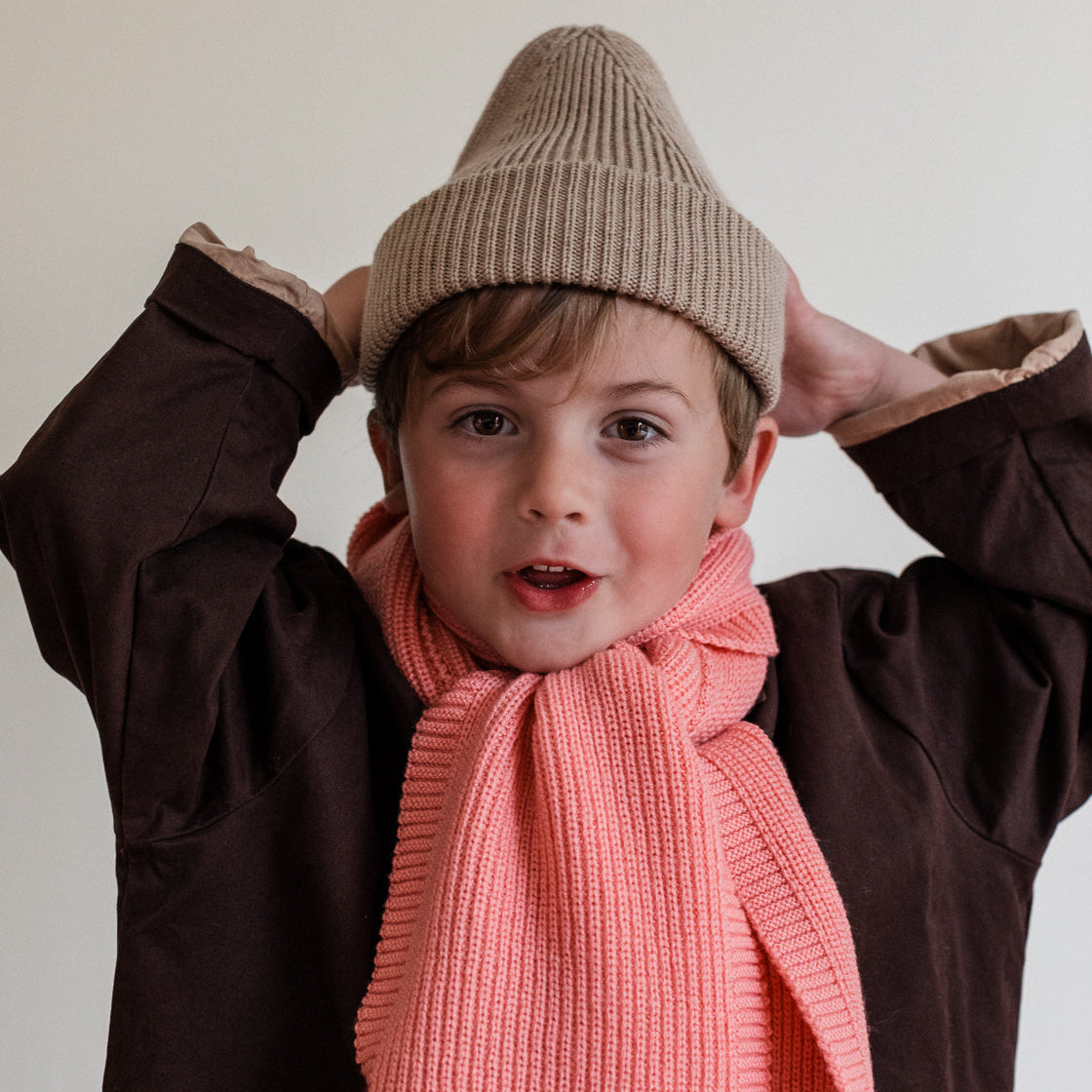 hvid fonzie beanie sand