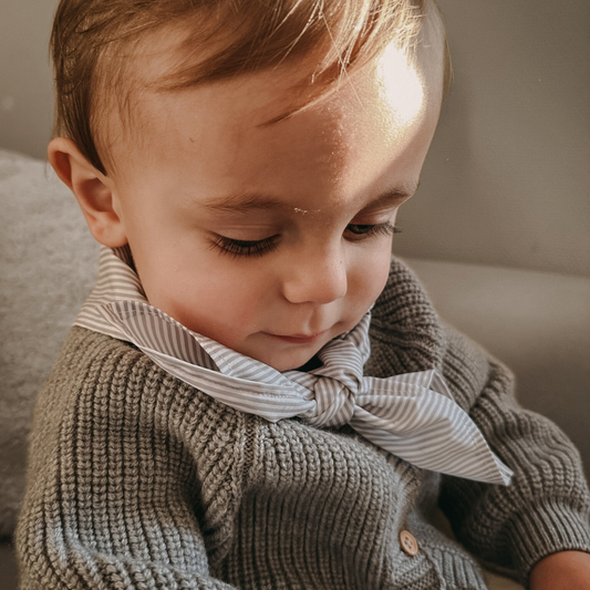 Lichtgrijs gestreept sjaaltje voor baby en kids