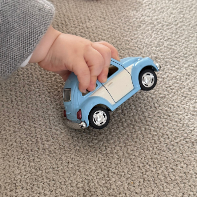 kever speelgoedauto blauw