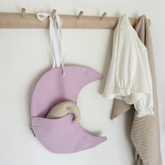lila linnen hangmaantje babykamer