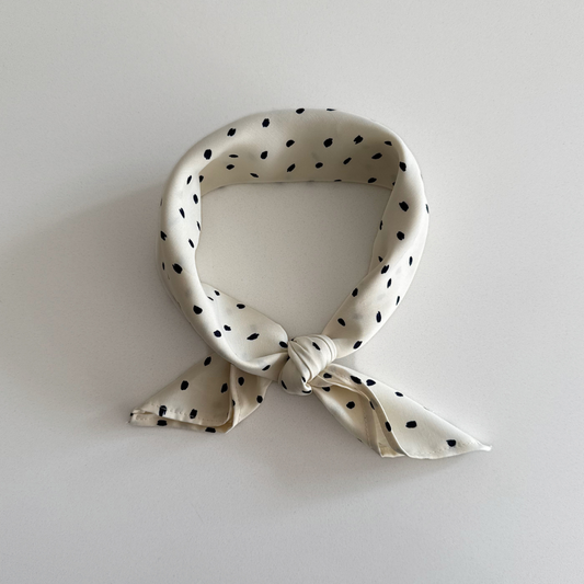 sjaaltje met donkerblauwe dots