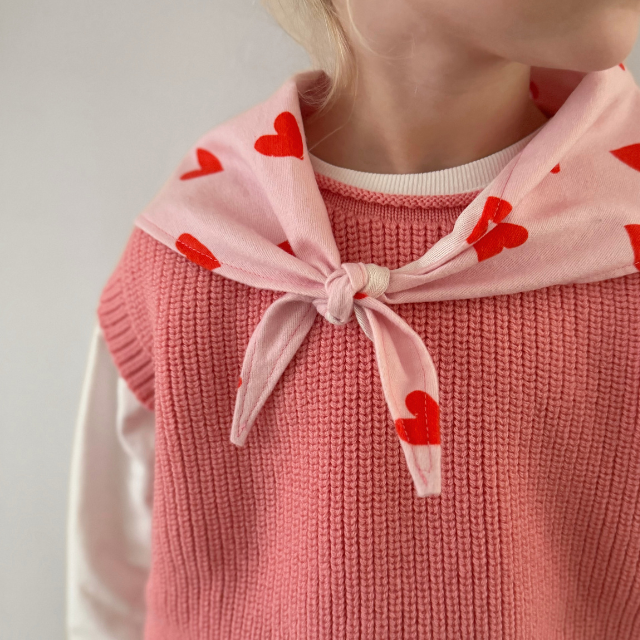 Lichtroze hartjes sjaal voor baby en kids