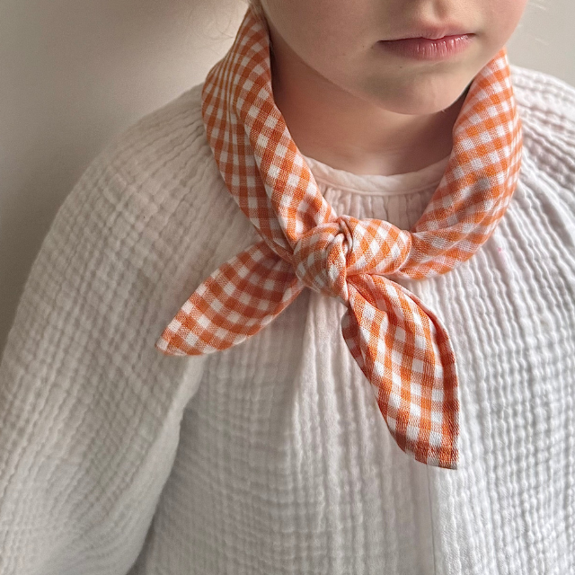 Geruite oranje sjaal voor baby en kids