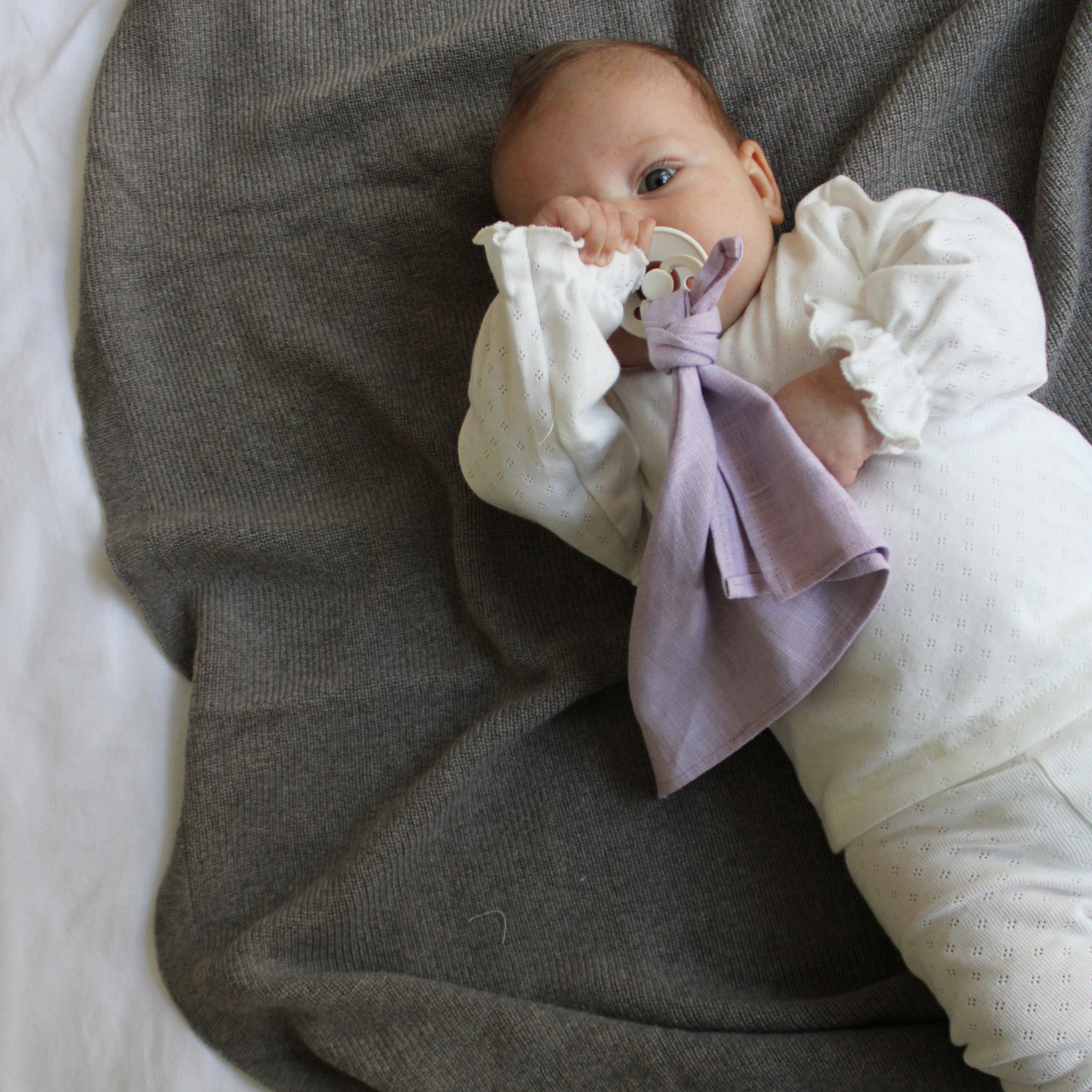 linnen knuffeldoekje lila baby bijtring