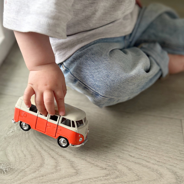 volkswagen bus speelgoed oranje